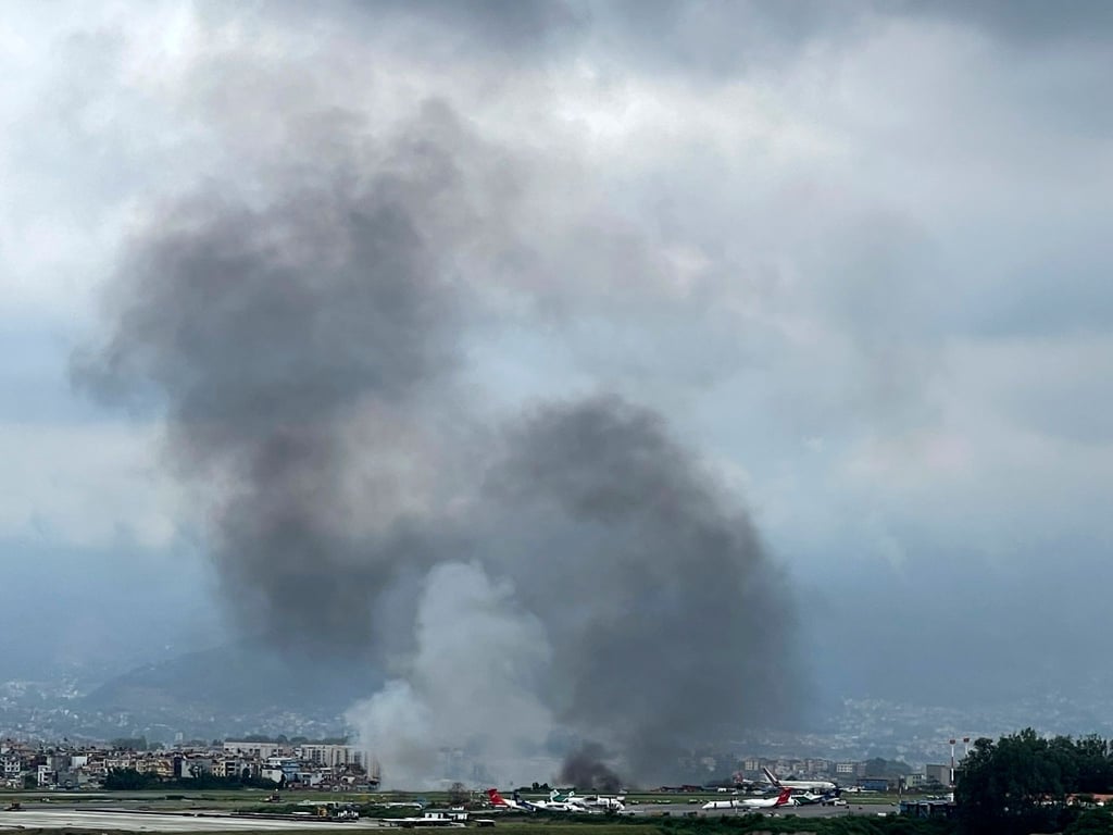 Am Flughafen von Kathmandu stieg eine große Rauchwolke auf.
