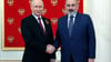 Trotz Handshake: Die Beziehungen zwischen Kremlchef Putin und Armeniens Premier Paschinjan gelten als gespannt. (Archivbild)