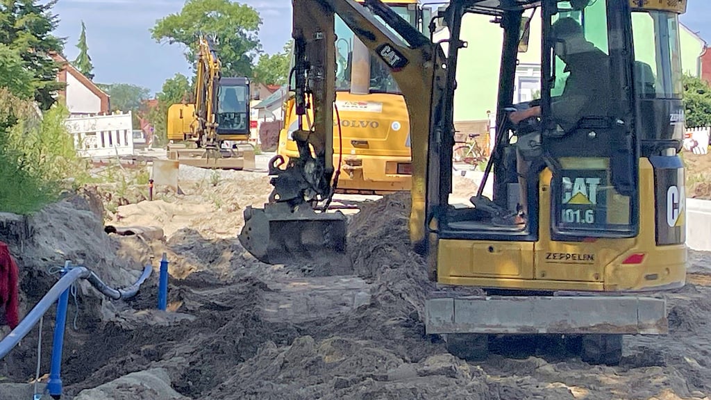Entlang der Ortsdurchfahrt wird gegenwärtig auch über die normale Arbeitszeit hinaus kräftig angepackt, um die Termine halten zu können. Voraussichtlich in der nächsten Woche soll Asphalt gefahren werden.
