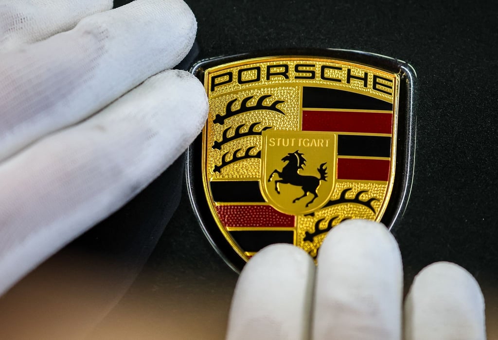 Trotz des besseren Laufs im zweiten Jahresviertel hat Porsche-Chef Oliver Blume die Jahresprognosen gesenkt. (Archivbild)