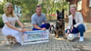 Stefanie Schrader (von rechts) und Tierpfleger David Rupprecht vom Tierheim Stendal-Borstel sowie Gina Nitz vom Optikhaus Ranke in Stendal freuen sich riesig für Schäferhund Charly.  Ein Bonus: Als Sponsor für die Orakelaktion spendet das Optikhaus 550 Euro an das Tierheim.