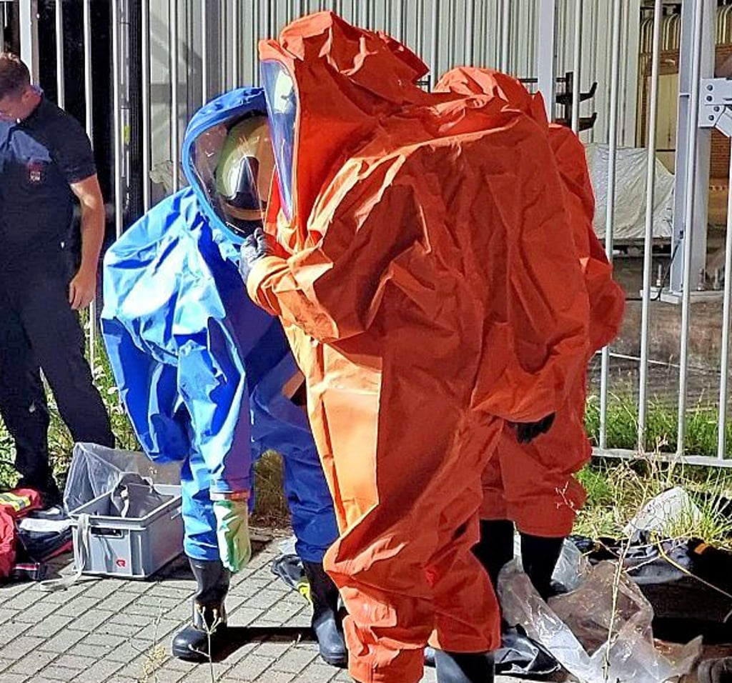 Die Einsatzkräfte schützten sich mit Chemikalienschutzanzügen vor der gefährlichen Salzsäure.