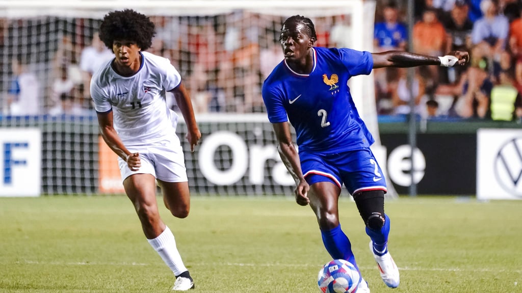 Castello Lukeba (r.) im Olympia-Vorbereitungsspiel gegen die Dominikanische Republik