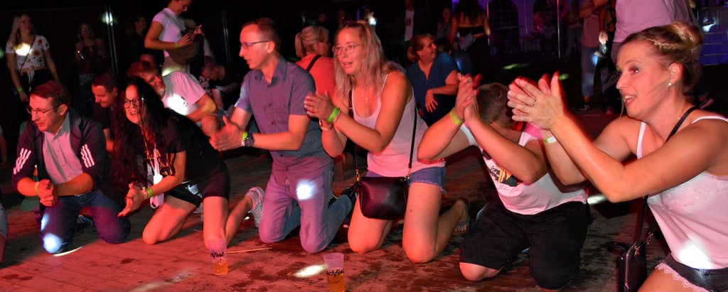 Der Klassiker „We Will Rock You“ durfte beim Buschfest in Wohlenberg nicht fehlen. Dabei brachten die Gäste den Tanzboden zum Beben.