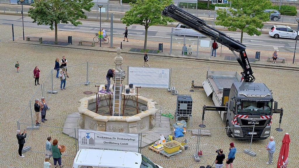 Der Halberstädter Holzmarktbrunnen erhält am Mittwochmorgen, 24. Juli, seine Bekrönung zurück.