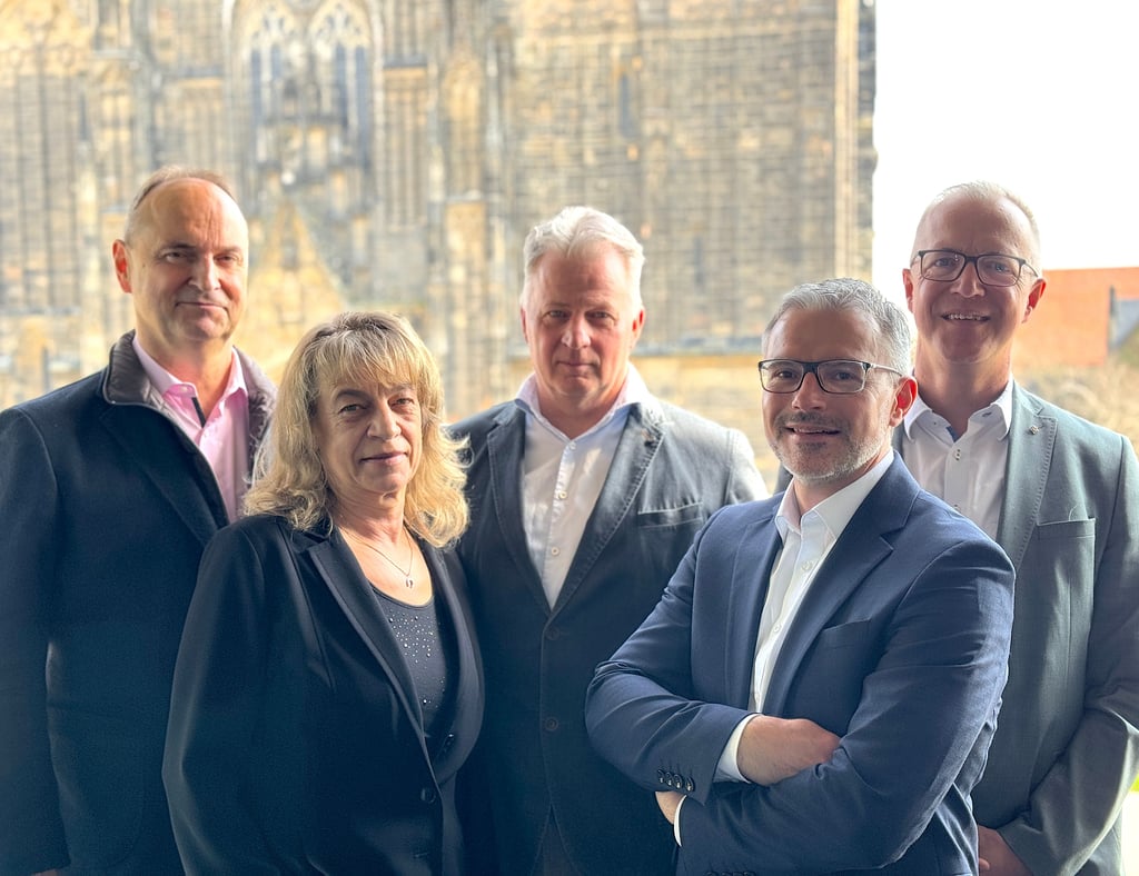 Zogen für das neue Magdeburger Innenstadt-Quartier Domviertel an einem Strang: Die Vorstände (hinten von links) Thomas Fischbeck, MWG, Peter Lackner, Wobau, und Andreas Hartung, MWG sowie (vorn) Karin Grasse und Oliver Hornemann, Wohnungsbaugenossenschaft Otto von Guericke.