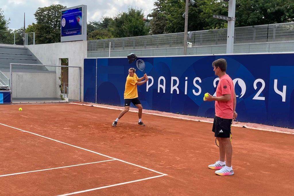 Voller Fokus: Alexander Zverev (l.) will auch bei Olympia in Paris angreifen. Davis-Cup-Kapitän Michael Kohlmann beobachtet das Training.