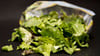 Schnell Salat zubereiten? Auch wenn verpackte Salate als „verzehrfertig“ gelten, sollten sie vor dem Essen gewaschen werden.