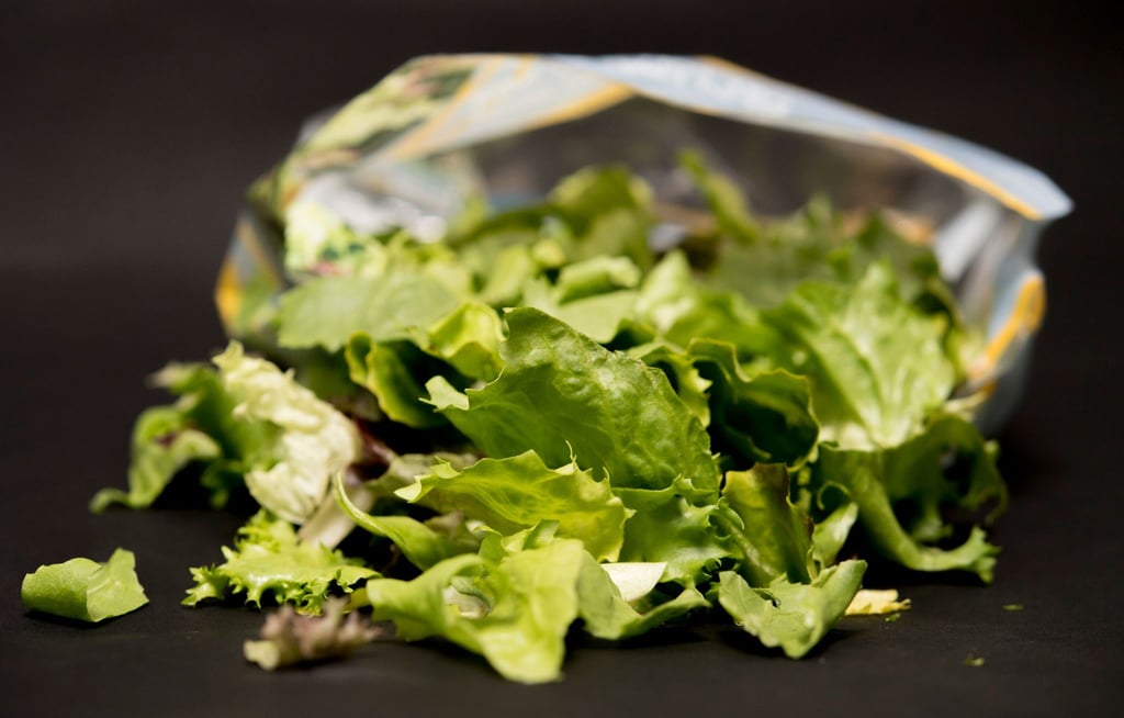 Schnell Salat zubereiten? Auch wenn verpackte Salate als „verzehrfertig“ gelten, sollten sie vor dem Essen gewaschen werden.