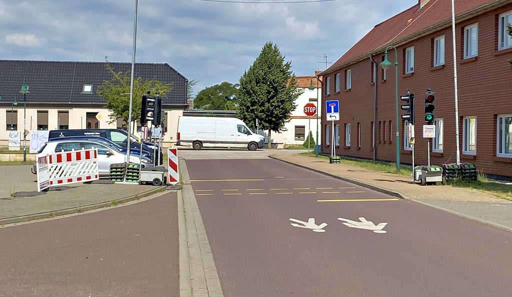 Der Übergang für Fußgänger an der Kreuzung bleibt auch während des dritten Bauabschnitts in Gerwisch.