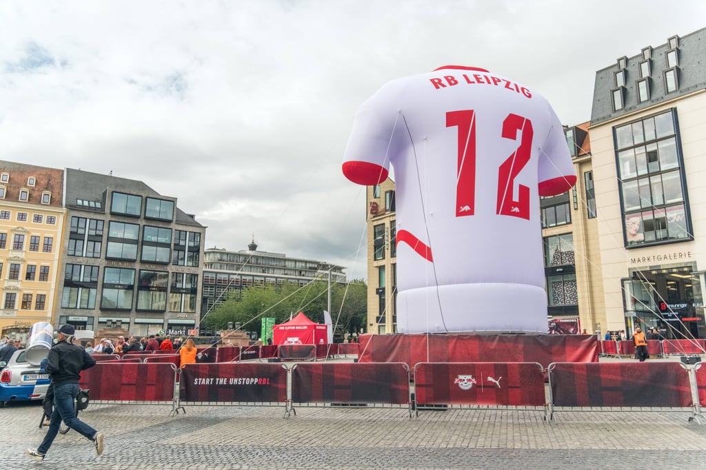 Puma feierte sein erstes RB-Trikot auf dem Leipziger Marktplatz
