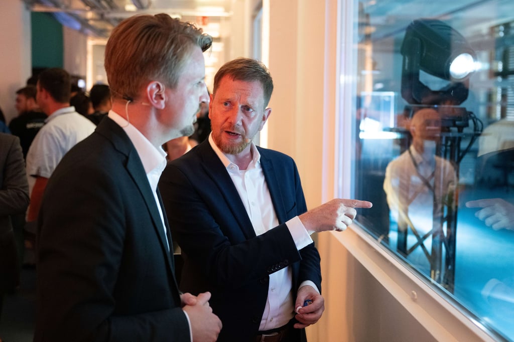 Morpheus-Chef Daniel Bock (links) zeigt Sachsens Ministerpräsident Michael Kretschmer (CDU) die Produktion in Dresden.