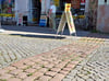 Vor dem Laden „Lotto König“ verlief die historische Stadtmauer. Im Zuge der Altstadtsanierung markierte man die Stelle durch farblich abgesetzte Pflasterung.