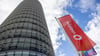 Vodafone-Flaggen wehen vor der Firmenzentrale in Düsseldorf. Der Telekommunikationsanbieter hat ein insgesamt schwaches Quartal hinter sich.