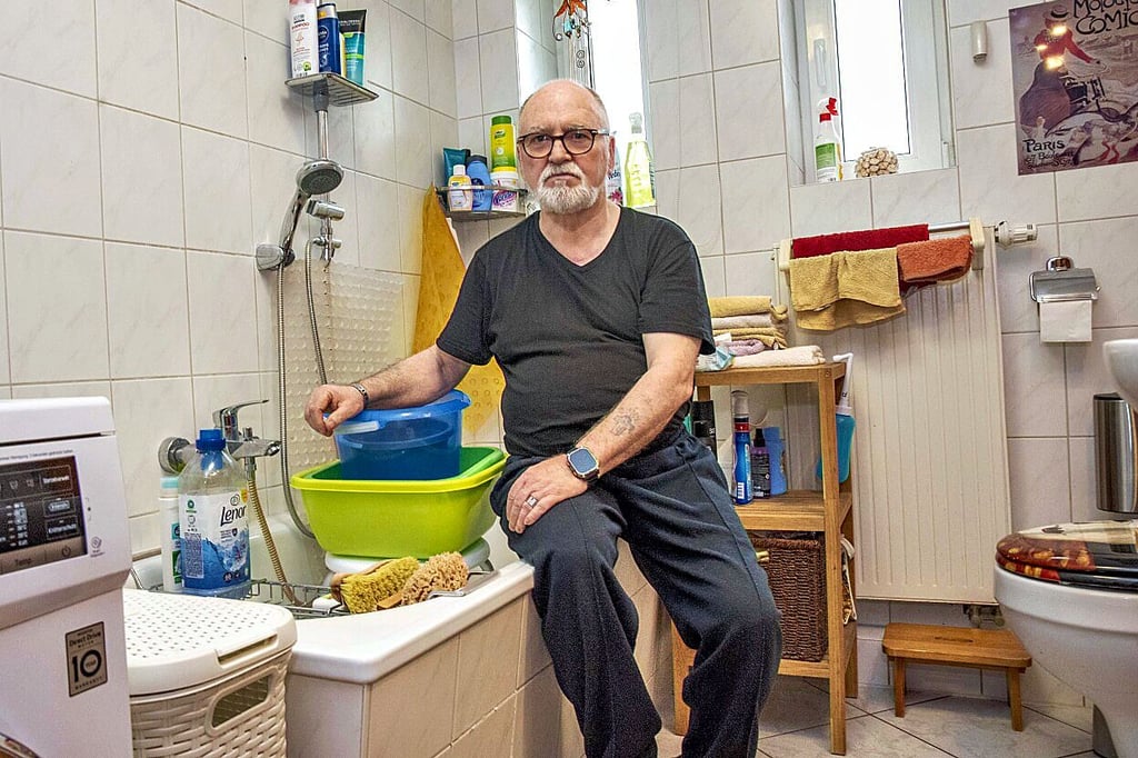 Lutz Sebastian möchte das Bad für seine pflegebedürftige Frau umbauen lassen und wartete lange auf die Zusage.
