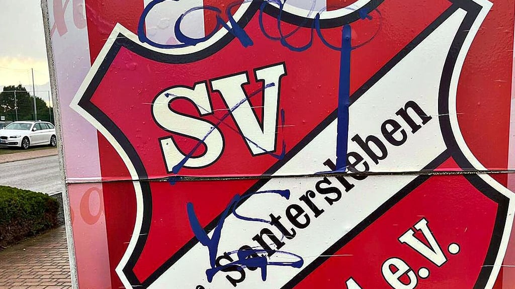 Auch das Wappen des Sportvereins am Sportplatz wurde beschmiert.