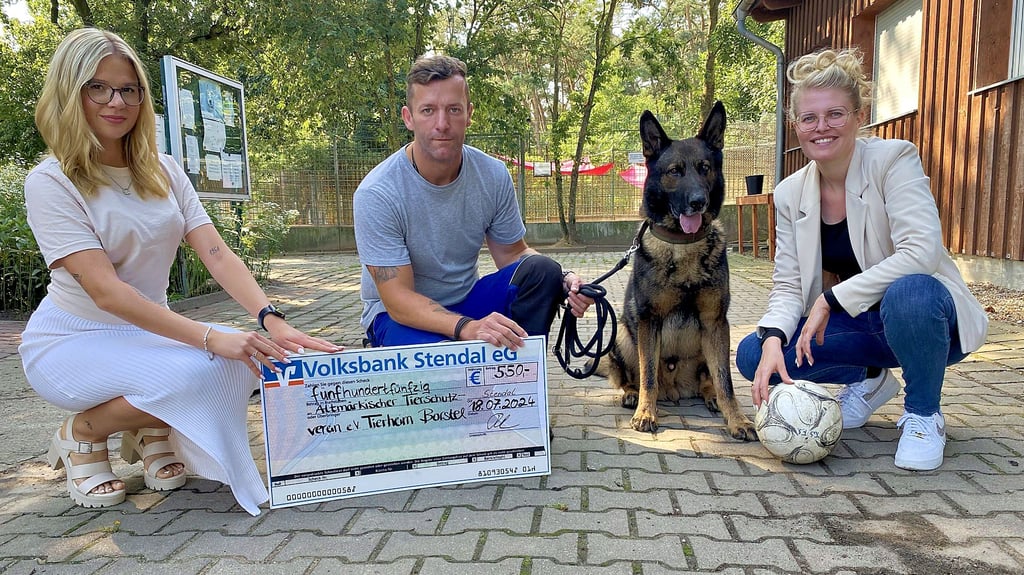 Stefanie Schrader (von rechts) und Tierpfleger David Rupprecht vom Tierheim Stendal-Borstel sowie Gina Nitz vom Optikhaus Ranke in Stendal freuen sich riesig für Schäferhund Charly. Ein Bonus: Als Sponsor für die Orakelaktion spendet das Optikhaus 550 Euro an das Tierheim.