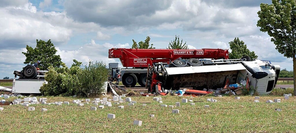 Der verunfallte Lkw an der B189 bei Wolmirstedt.