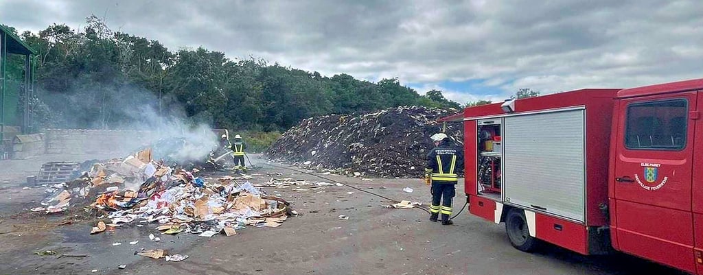 Das brennende Papier auf der Deponie Parey löschten die Einsatzkräfte mit Netzwasser ab.