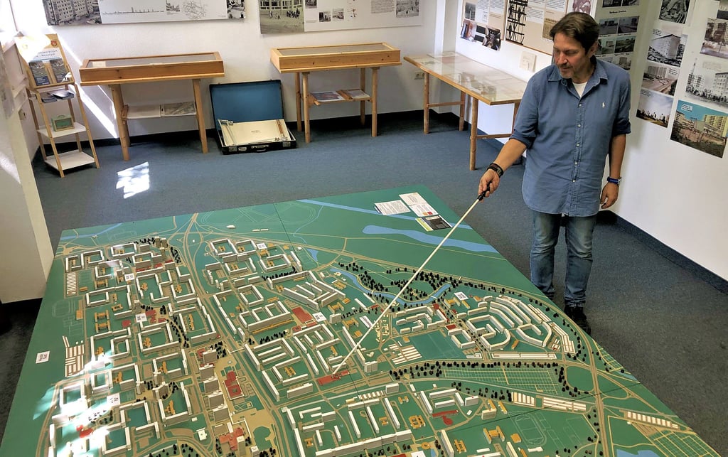In der Geschichtswerkstatt Halle zeigt Leiter Jörg Bittenbinder das Modell von Neustadt, das den Stand von 1989 abbildet.