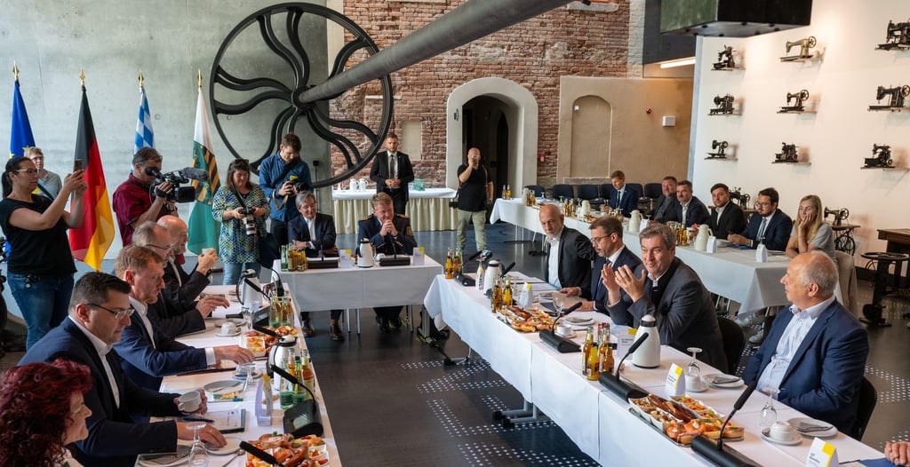Sachsens Ministerpräsident Michael Kretschmer (CDU, 5.v.l.) und Bayerns Ministerpräsident Markus Söder (CSU, 5.v.r.) sind zu Besuch im Museum „Fabrik der Fäden“ in Plauen.