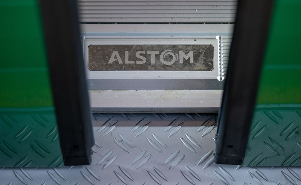 Alstom hat in einem mehrstufigen Verfahren das wirtschaftlichste Angebot abgegeben und ist während der über 30-jährigen Laufzeit auch für die Wartung und die Sicherstellung der täglichen Verfügbarkeit verantwortlich.
