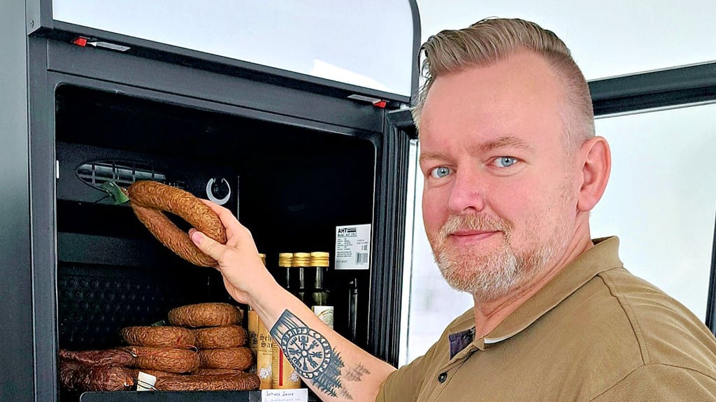 André Ulrich hat im Frühjahr in Hettstedt den Laden „Regiotheke" mit regionalen Lebensmitteln eröffnet. Mit der Geschäftsidee hat er 2023 beim Ideenwettbewerb Revierpionier beim Land Sachsen-Anhalt gewonnen.