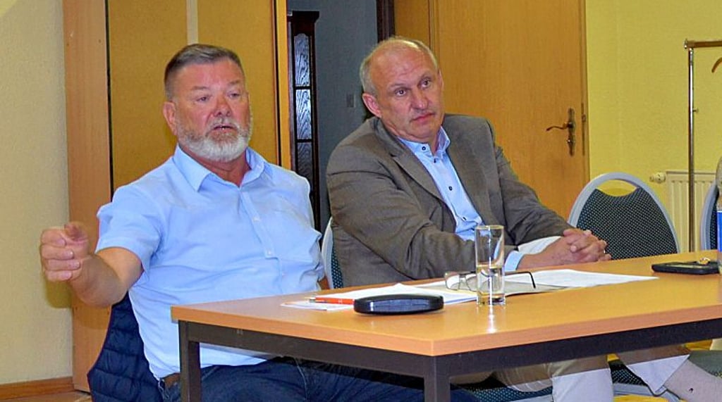 Der Peseckendorfer Ortsbürgermeister Jürgen Schlee (l.) und Oscherslebens Fachbereichsleiter Bauen, Matthias Wilcke, schildern bei einer Bürgersprechstunde im Mai 2024 die Situation im Dorfgemeinschaftshaus.