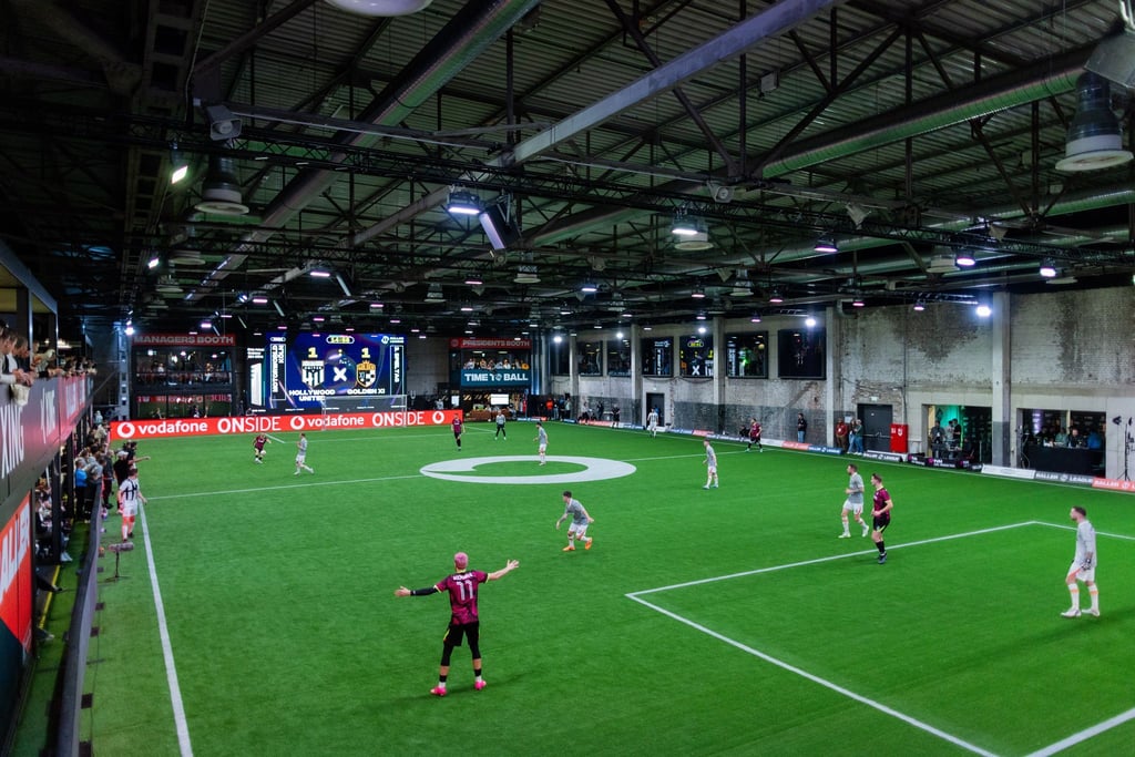 Die Baller League trägt ihre Spiele auf einem Kleinfeld in der Motorworld in Köln aus.