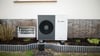 Luft-Wasser-Wärmepumpen nutzen die Wärme der Umgebungsluft um Häuser effizient zu heizen. Stiftung Warentest hat fünf Monoblock-Modelle bewertet.