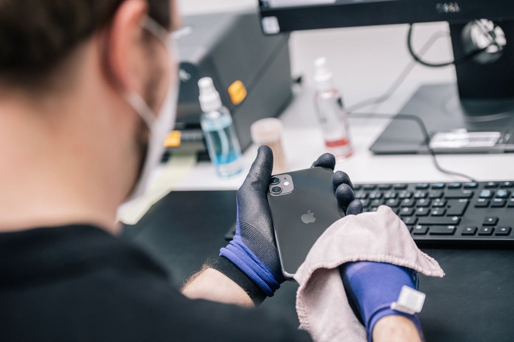 Gebraucht zu kaufen, liegt im Trend: Besonders bei Elektronik wie Smartphones kann man viel sparen. Spezialisierte Plattformen bieten generalüberholte Produkte an, die oft fast neuwertig sind.