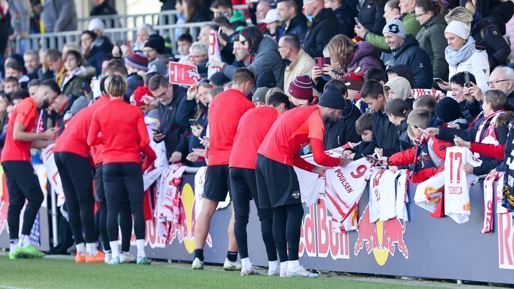 Spieler von RB Leipzig schreiben Autogramme