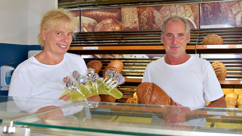 Ingo Bartels und seine Schwester Marit Mörig betreiben die Dorfbäckerei in Behnsdorf mit großem Einsatz. Seine Schwester sei die „Tortenkönigin“, sagt der 57-Jährige. Ohne Kuchen und ihre kreativen Torten würde sich das Geschäft nicht rentieren