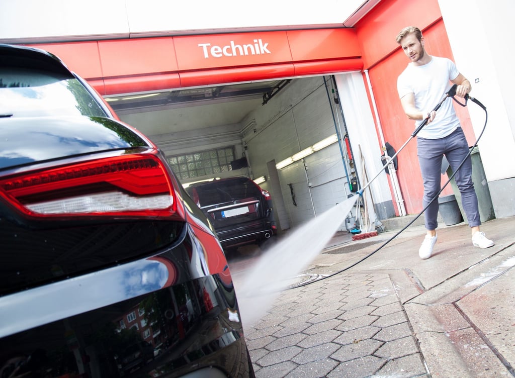 Wasch mich: Im Sommer kann es häufiger nötig werden, das Auto von Insektenresten zu befreien.