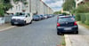 In der Brunnerstraße in Magdeburg werden weiterhin Autos unerlaubterweise halb auf dem Gehweg geparkt.