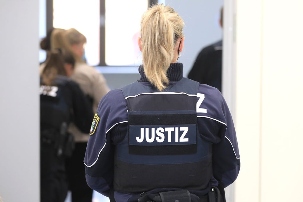Justizbedienstete vom Richter und Staatsanwalt bis zur Gerichtsvollzieherin und Wachtmeisterin werden teils häufiger beleidigt oder bedroht. Archivbild