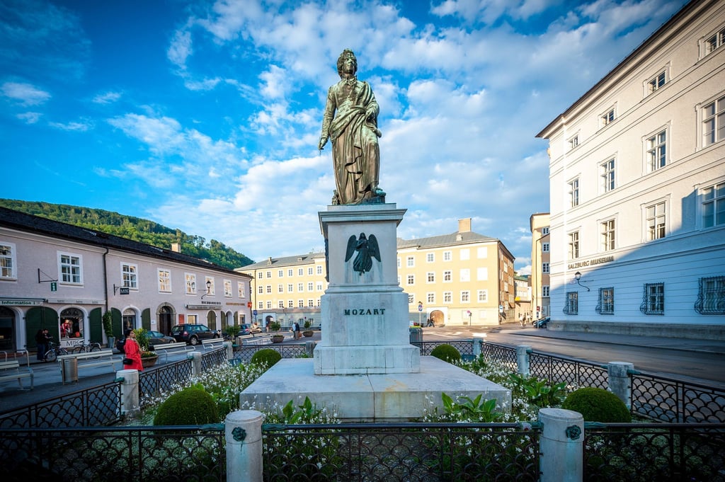 Der Komponist hat in seiner Geburtsstadt auch einen nach ihm benannten Platz samt Statue, die dem wahren Mozart aber kaum ähneln dürfte.