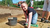 Praktikantin Selina Ohner beim  Graben  im Archäologencamp bei Rockenthin. 