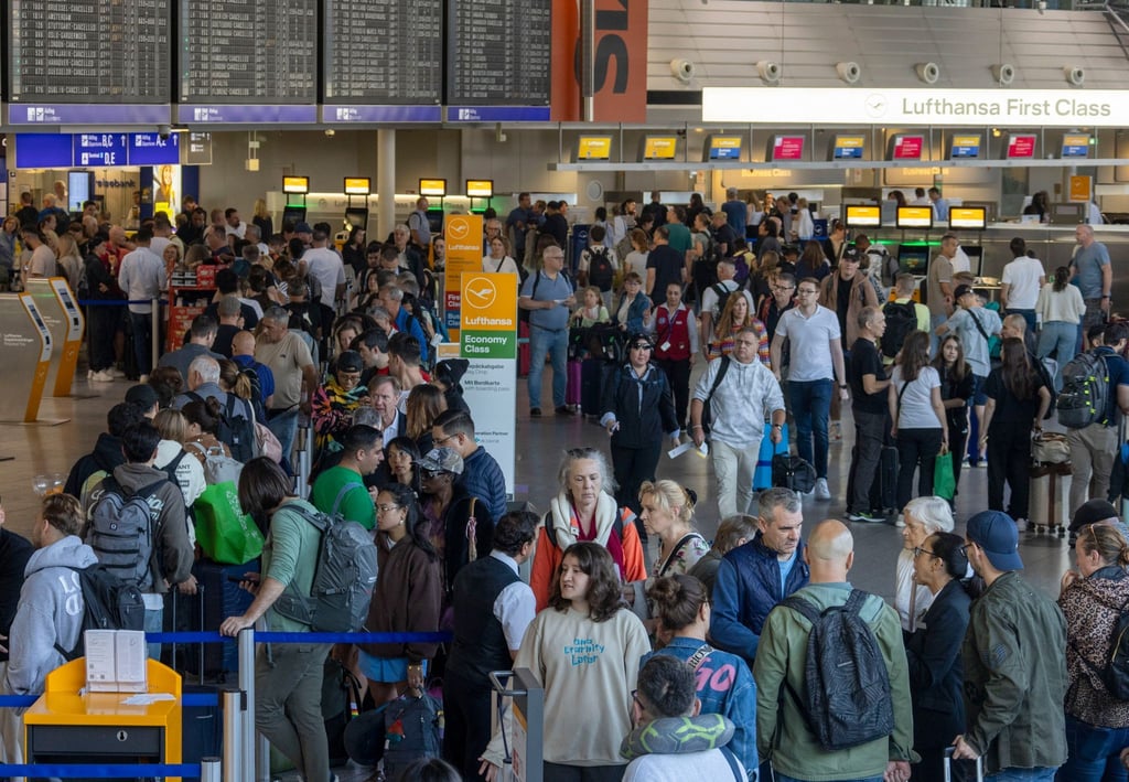Die Fluggäste am Frankfurter Airport sind am Morgem stark verunsichert.