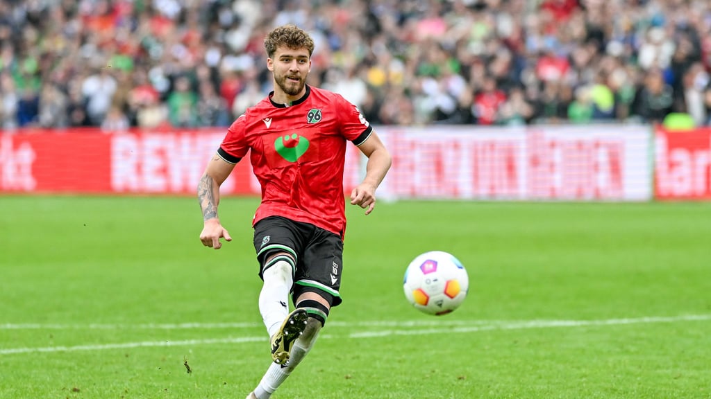 Ex-RB-Talent Eric Uhlmann (Hannover II) beim entscheidenden Elfmeter im Aufstiegsspiel gegen Würzburg