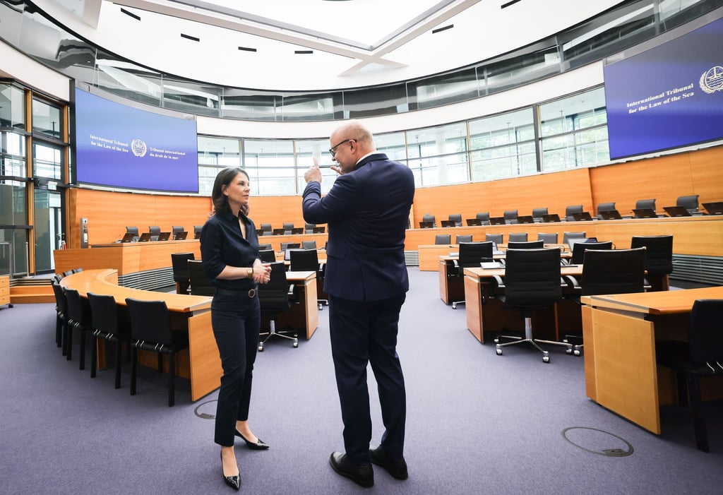 Außenministerin Annalena Baerbock (Grüne) besucht auf ihrer Sommerreise Hamburg. Am Rande kritisiert sie scharf den Umgang von Belarus mit einem Deutschen.