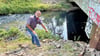 Ingolf Kunze zeigt am Donnerstag auf die Stelle im Spittelwasser bei Jeßnitz, wo er den Sack mit den offenbar organischen Abfällen gefunden hat.