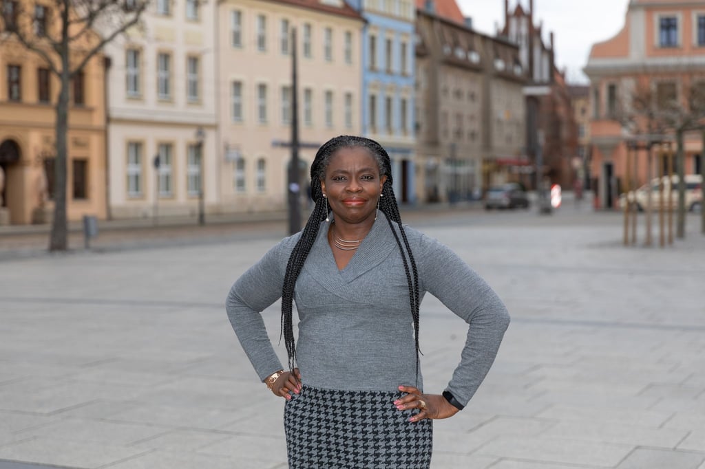 Adeline Abimnwi Awemo sitzt in Cottbus im Beirat für Integration und Migration. (Archivbild)