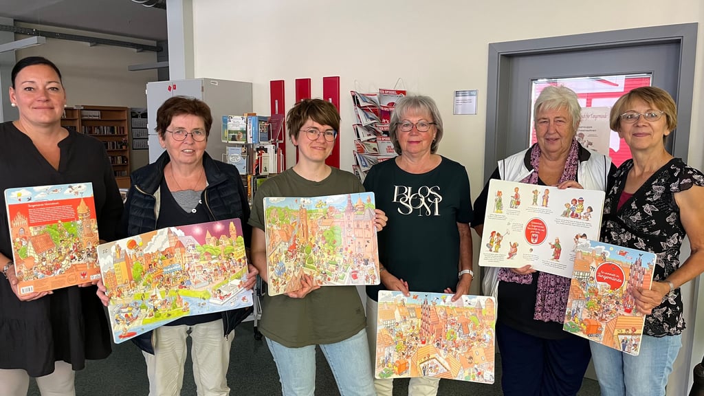 Sie präsentieren das druckfrische Wimmelbuch für Tangermünde: Die Kämmerin der Stadt (links) Dana Hinz und die Leiterin der Museen Elisa Jubert (3. von links) sowie die Mitlgieder des Kultur- und Museumsvereins Tangermünde Christel Börsch (2. von links), Brigitte Rademacher (von rechts), Marlies Köhn und Monika Friedrich.