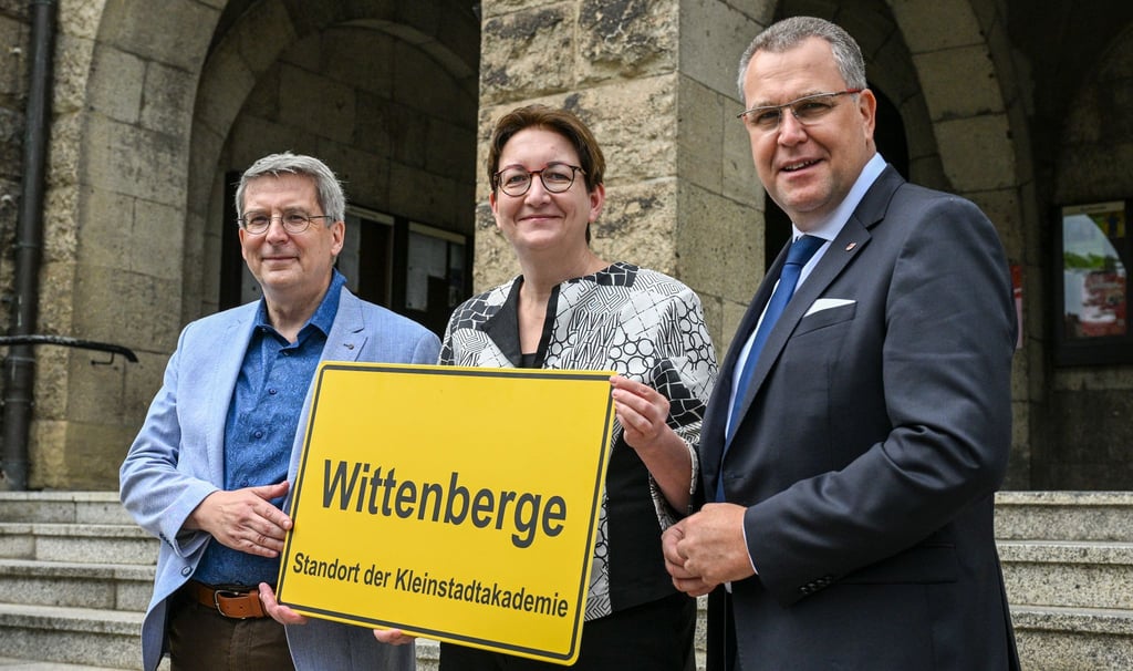 Bundesbauministerin Klara Geywitz zwischen Wittenberges Bürgermeister Oliver Hermann (l) und Rainer Genilke, Brandenburgs Minister für Infrastruktur und Landesplanung.