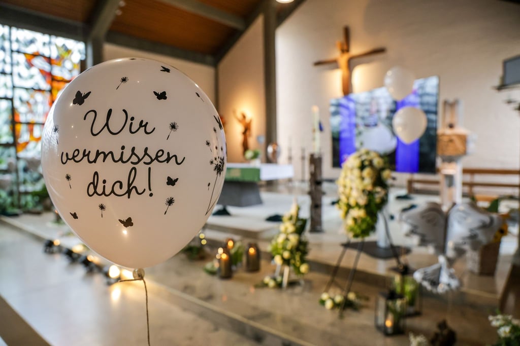 Der wochenlang vermisste sechsjährige Arian aus dem niedersächsischen Bremervörde ist im engsten Kreis seiner Familie beerdigt worden.