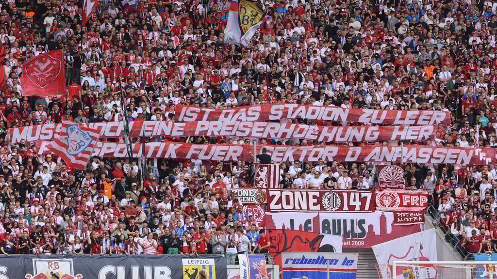 Protest von RB-Fans gegen die Preiserhöhungen für Dauerkarten