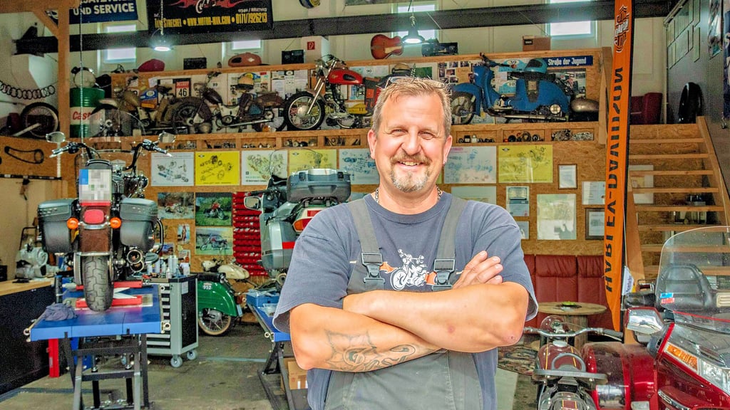 „Motor-Man“ Tom Strechel in seiner Werkstatt in Kochstedt. Er hat sich auf ältere Mopeds und Motorräder spazialisiert.