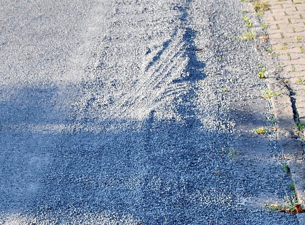 Eine dicke Splittschicht befindet sich in der Gosse.