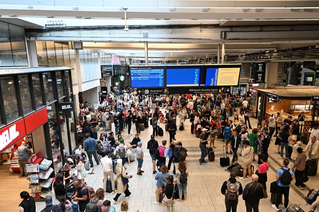 Passagiere warten am Bahnhof Gare Montparnasse.